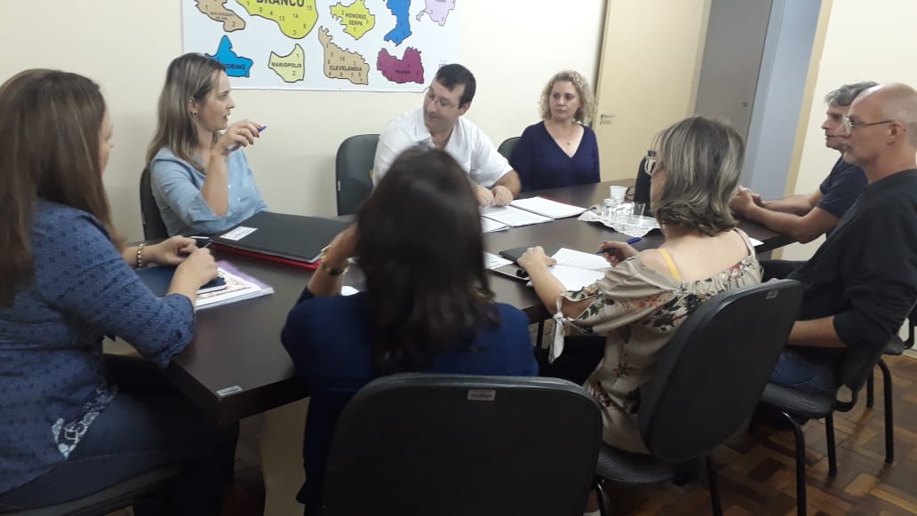 O Núcleo Regional de Educação de Pato Branco recebeu no dia 18 de março de 2019, o Professor Abimael Fernando Moreira, Técnico Pedagógico do Departamento de Educação Básica da Secretaria de Estado da Educação-SEED, que participou de um encontro com o Chefe do NRE, Marcelo Oltramari, a Assistente Técnico Iara Lucia Tecchio Mezomo, as tutoras pedagógicas e a equipe de coordenação da educação básica