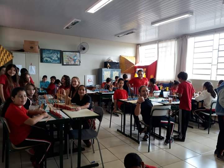 A professora Susana Preuss desenvolveu com seus alunos do 6º A (matutino) Confecção de Abaco. Materiais utilizados:
√ caixa de ovos
√ palito de churrasco
√ cereal (sucrilhos coloridos)