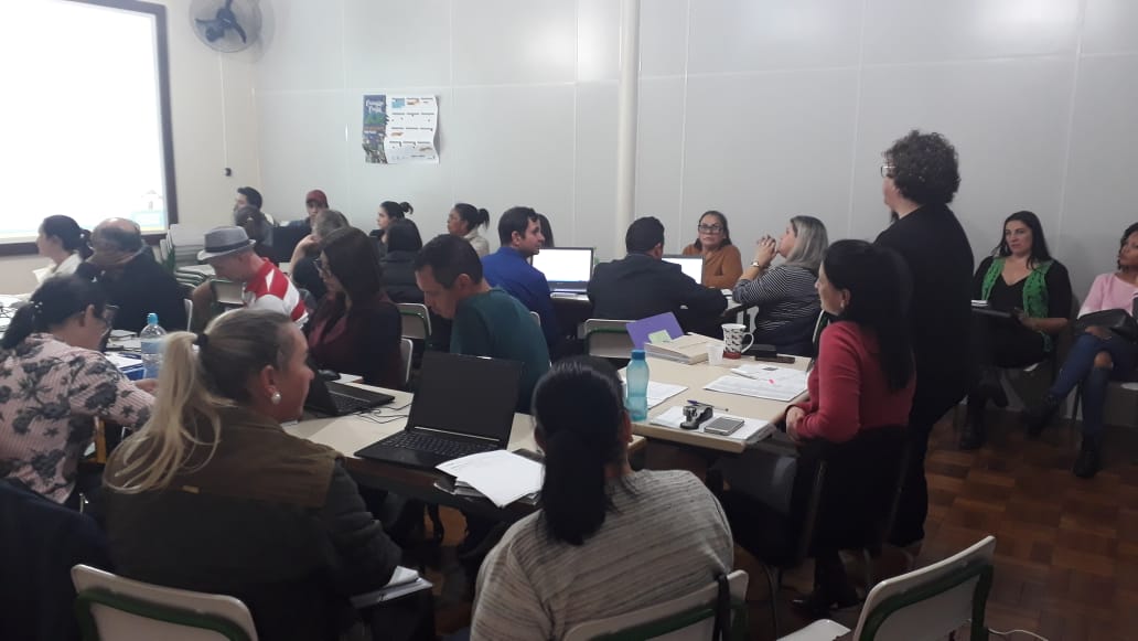 Os Setores do Financeiro e da Logística do Núcleo Regional de Educação de Pato Branco promoveram reunião com os Diretores e Agentes Educacionais II das Instituições da Rede Estadual de Ensino.