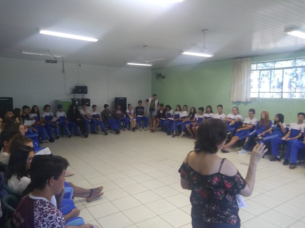 Cine debate com filme “Quase Deuses”