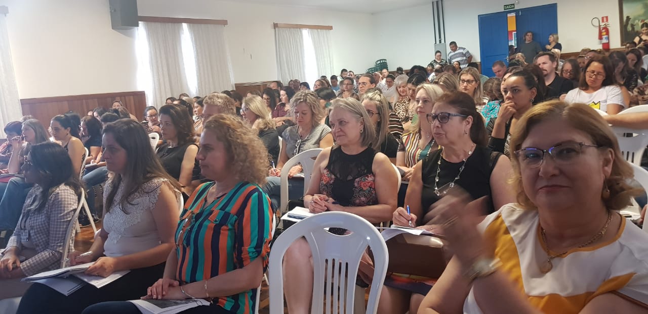 No dia 4 de outubro de 2019, nas dependências do Colégio Estadual La Salle – EFM, no Município de Pato Branco – PR, foi promovido pelo Núcleo Regional de Educação de Pato Branco, uma reunião técnica com a presença dos Diretores e Secretários das Instituições de Ensino da Rede Estadual, das Apaes e das Instituições de Ensino Particulares e dos Documentadores, assim como, Secretários(as) Municipais de Educação.