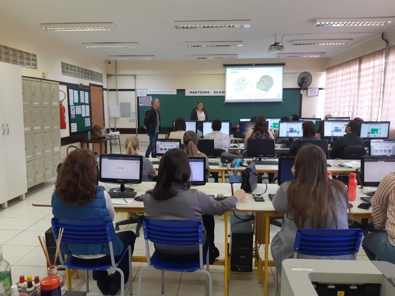 O Programa Reforço Escolar foi criado pela Secretaria de Estado da Educação e do Esporte com o objetivo de oferecer novos recursos digitais para alunos e professores