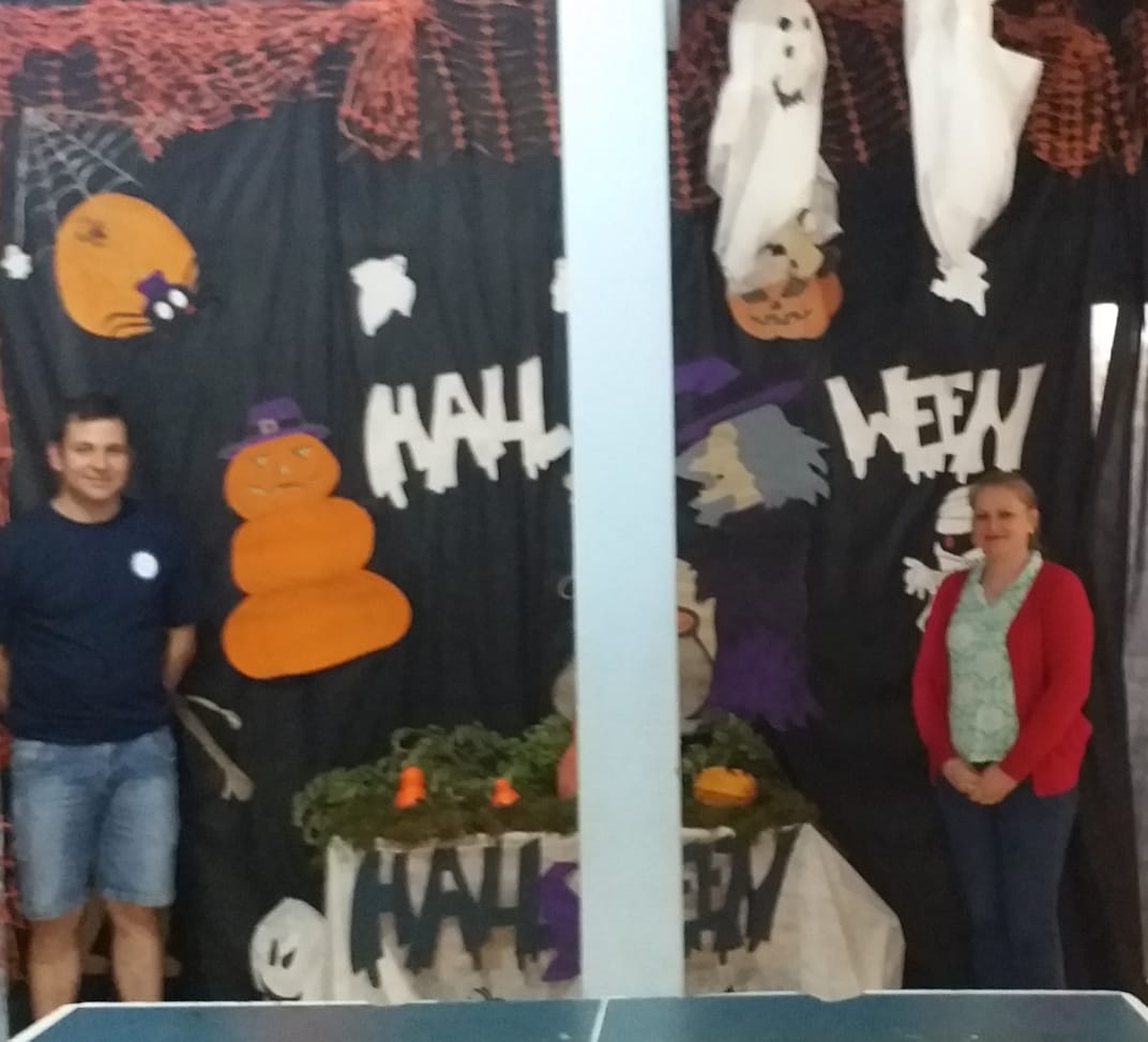 As atividade do Halloween desenvolvidas pelas escolas do NRE de Pato Branco, tem o intuito de explorar dentro do contexto escolar a cultura desta tradição americana, que é uma festa comemorativa celebrada todo ano no dia 31 de outubro, véspera do dia de Todos os Santos. Ela é realizada em grande parte dos países ocidentais, porém, é mais representativa nos Estados Unidos. Neste país, levada pelos imigrantes irlandeses, ela chegou em meados do século XIX.