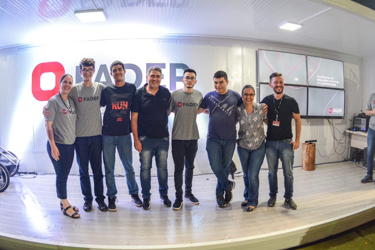 Alunos do Colégio Estadual de Pato Branco (PREMEN), do Curso Técnico em Informática Integrado (2º ano) participaram da Inventum 2019, através do Hackathon na FADEP .
Foram 24 horas de imersão visando a criação de soluções inovadoras voltadas à qualidade de vida da terceira idade. Na ocasião, apresentaram quatro propostas de plataformas digitais voltadas aos idosos.