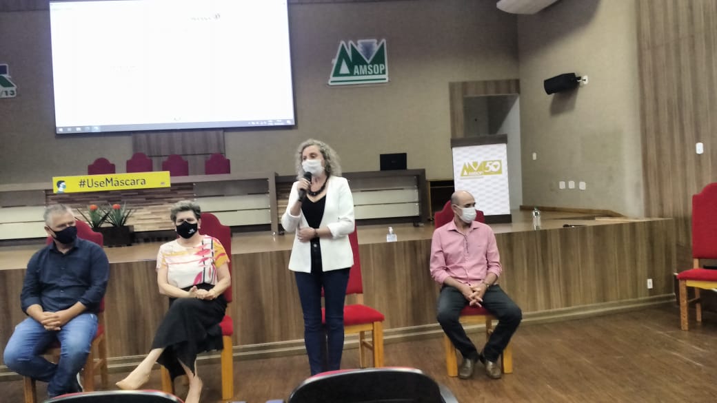 A chefe do Núcleo Regional de Educação Iara Lucia Tecchio Mezomo e o Assistente Técnico José Francisco Grezzana estiveram em reunião na AMSOP em Francisco Beltrão no dia 05 de fevereiro de 2021.