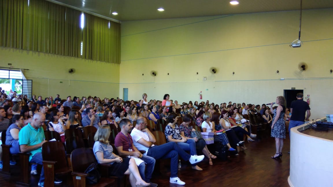 O NRE de Pato Branco realizou no dia 30 de janeiro de 2019, no Colégio Estadual Professor Agostinho Pereira, no Município de Pato Branco, Reunião Técnica para tratar sobre a Resolução de Distribuição de Aulas 2019 e orientações para os dias de estudo e planejamento.