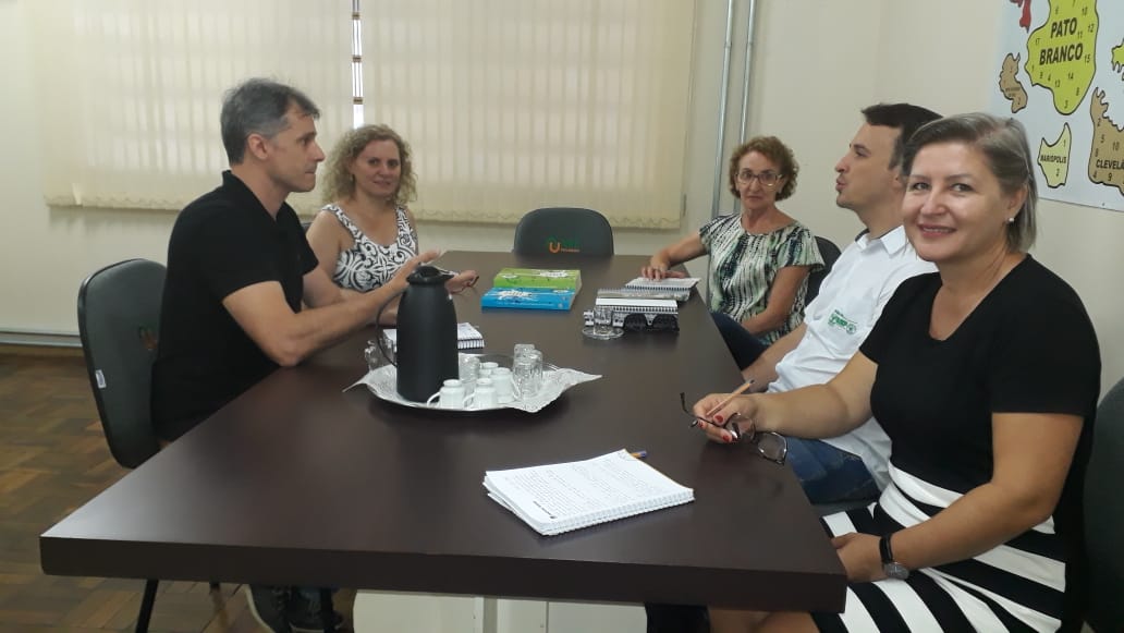 No dia 08 de fevereiro de 2019, o Chefe do NRE Pato Branco, Marcelo Oltramari, a Assistente Técnico, Iara Lúcia Tecchio Mezomo e as Técnicas Pedagógicas Maria Irene Pizzatto e Sônia Holub, receberam o Supervisor Regional do Senar-Pr, Eduardo Marcante, para expor informações referentes ao Programa Agrinho destinado ao Ensino Fundamental, anos iniciais e finais.
