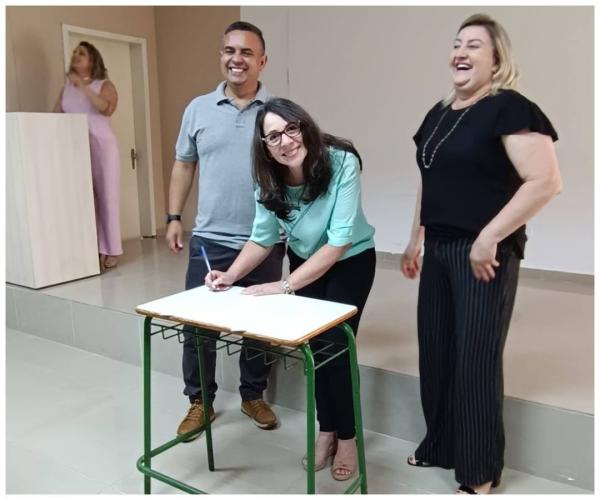 Assinatura de ata de partida para reforma do Colégio Estadual Arthur Costa e Silva - Mariópolis