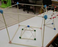 Trabalho realizado com o 7º Ano, sobre figuras geométricas: vértices, arestas e face.