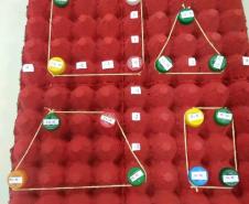 O professor Hideraldo Luiz Bornhiati trabalhou  plano cartesiano e figuras geométricas no 8° ano A. Utilizando material reciclável (cartelas de ovos). Os alunos aprovaram a iniciativa do professor e o resultado foi diversão  e aprendizagem. Parabéns  professor e alunos.