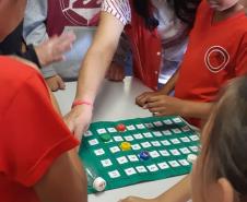 Professora Jeltrudes trabalhando com o 6B a prova Pr, através  de  jogos com adição, multiplicação, divisão , subtração