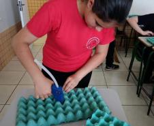 O professor Hideraldo Luiz Bornhiati trabalhou  plano cartesiano e figuras geométricas no 8° ano A. Utilizando material reciclável (cartelas de ovos). Os alunos aprovaram a iniciativa do professor e o resultado foi diversão  e aprendizagem. Parabéns  professor e alunos.