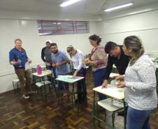 O NRE de Pato Branco vivenciou no mês de maio e junho a primeira fase do Conexão Professor em Ação, uma expansão do Conexão Professor-Lives.
Esse modelo de formação pretende trazer reflexões teóricas e encaminhamentos práticos para o desenvolvimento das atividades das disciplinas do currículo.
