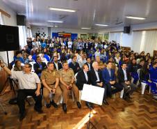 O Governo do Paraná deu início nesta quarta-feira (25) ao processo de implantação do Colégio da Polícia Militar de Pato Branco, que vai ocupar a estrutura do atual Colégio Estadual La Salle. Será a primeira unidade do Sudoeste do Estado. Em 2020 haverá uma transição pedagógica para a gestão da Polícia Militar, que começará oficialmente em 2021.