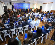 O Governo do Paraná deu início nesta quarta-feira (25) ao processo de implantação do Colégio da Polícia Militar de Pato Branco, que vai ocupar a estrutura do atual Colégio Estadual La Salle. Será a primeira unidade do Sudoeste do Estado. Em 2020 haverá uma transição pedagógica para a gestão da Polícia Militar, que começará oficialmente em 2021.