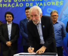 O Governo do Paraná deu início nesta quarta-feira (25) ao processo de implantação do Colégio da Polícia Militar de Pato Branco, que vai ocupar a estrutura do atual Colégio Estadual La Salle. Será a primeira unidade do Sudoeste do Estado. Em 2020 haverá uma transição pedagógica para a gestão da Polícia Militar, que começará oficialmente em 2021.