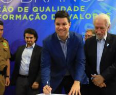 O Governo do Paraná deu início nesta quarta-feira (25) ao processo de implantação do Colégio da Polícia Militar de Pato Branco, que vai ocupar a estrutura do atual Colégio Estadual La Salle. Será a primeira unidade do Sudoeste do Estado. Em 2020 haverá uma transição pedagógica para a gestão da Polícia Militar, que começará oficialmente em 2021.