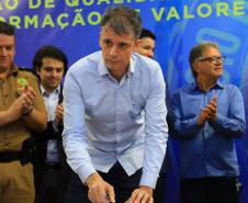 O Governo do Paraná deu início nesta quarta-feira (25) ao processo de implantação do Colégio da Polícia Militar de Pato Branco, que vai ocupar a estrutura do atual Colégio Estadual La Salle. Será a primeira unidade do Sudoeste do Estado. Em 2020 haverá uma transição pedagógica para a gestão da Polícia Militar, que começará oficialmente em 2021.