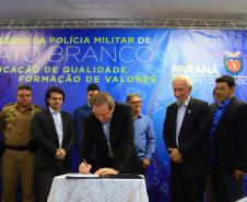 O Governo do Paraná deu início nesta quarta-feira (25) ao processo de implantação do Colégio da Polícia Militar de Pato Branco, que vai ocupar a estrutura do atual Colégio Estadual La Salle. Será a primeira unidade do Sudoeste do Estado. Em 2020 haverá uma transição pedagógica para a gestão da Polícia Militar, que começará oficialmente em 2021.