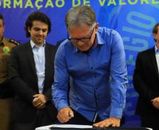 O Governo do Paraná deu início nesta quarta-feira (25) ao processo de implantação do Colégio da Polícia Militar de Pato Branco, que vai ocupar a estrutura do atual Colégio Estadual La Salle. Será a primeira unidade do Sudoeste do Estado. Em 2020 haverá uma transição pedagógica para a gestão da Polícia Militar, que começará oficialmente em 2021.