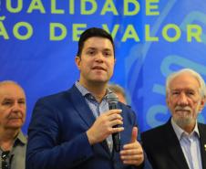 O Governo do Paraná deu início nesta quarta-feira (25) ao processo de implantação do Colégio da Polícia Militar de Pato Branco, que vai ocupar a estrutura do atual Colégio Estadual La Salle. Será a primeira unidade do Sudoeste do Estado. Em 2020 haverá uma transição pedagógica para a gestão da Polícia Militar, que começará oficialmente em 2021.