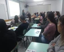 O CEEBJA de Pato Branco recebeu na noite de 25 de setembro de 2019, a Psicóloga Eliza Penachi, representando o CAPS II, Centro de Atenção Psicossocial desse município para ministrar uma palestra para alunos e professores.