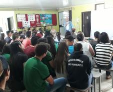 O projeto “Vem brincar comigo”, foi idealizado pela equipe diretiva do Colégio Estadual do Campo Cely Tereza Grezzana e planejado durante a semana pedagógica de fevereiro com professores e funcionários, após a análise da avaliação SAEP de matemática, onde percebemos a dificuldade dos alunos com medidas de área, ângulos e formas.