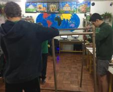 O projeto “Vem brincar comigo”, foi idealizado pela equipe diretiva do Colégio Estadual do Campo Cely Tereza Grezzana e planejado durante a semana pedagógica de fevereiro com professores e funcionários, após a análise da avaliação SAEP de matemática, onde percebemos a dificuldade dos alunos com medidas de área, ângulos e formas.