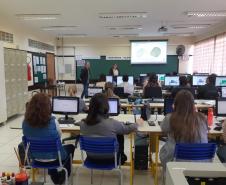 O Programa Reforço Escolar foi criado pela Secretaria de Estado da Educação e do Esporte com o objetivo de oferecer novos recursos digitais para alunos e professores