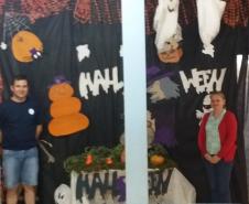 As atividade do Halloween desenvolvidas pelas escolas do NRE de Pato Branco, tem o intuito de explorar dentro do contexto escolar a cultura desta tradição americana, que é uma festa comemorativa celebrada todo ano no dia 31 de outubro, véspera do dia de Todos os Santos. Ela é realizada em grande parte dos países ocidentais, porém, é mais representativa nos Estados Unidos. Neste país, levada pelos imigrantes irlandeses, ela chegou em meados do século XIX.