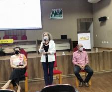 A chefe do Núcleo Regional de Educação Iara Lucia Tecchio Mezomo e o Assistente Técnico José Francisco Grezzana estiveram em reunião na AMSOP em Francisco Beltrão no dia 05 de fevereiro de 2021.