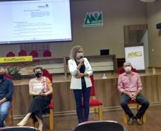 A chefe do Núcleo Regional de Educação Iara Lucia Tecchio Mezomo e o Assistente Técnico José Francisco Grezzana estiveram em reunião na AMSOP em Francisco Beltrão no dia 05 de fevereiro de 2021.