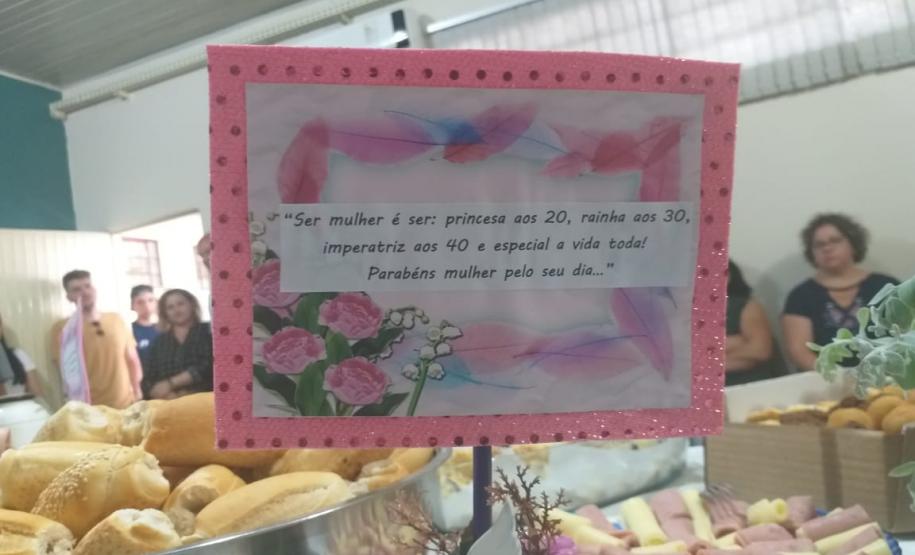 À Mulher, ao seu corpo de mil sonhos,
ao seu ventre fértil de ilusão e de vida.
À Mulher, à sua figura de paz e amor,
a toda a sua singularidade
e inebriante essência.



À todas elas, neste dia que é
apenas delas, um louvor de amor,
uma glorificação de reconhecimento,
porque cada Mulher é única,
é um tesouro em si mesma!