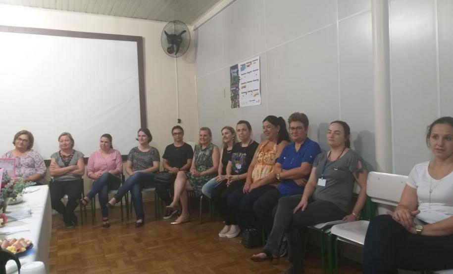 À Mulher, ao seu corpo de mil sonhos,
ao seu ventre fértil de ilusão e de vida.
À Mulher, à sua figura de paz e amor,
a toda a sua singularidade
e inebriante essência.



À todas elas, neste dia que é
apenas delas, um louvor de amor,
uma glorificação de reconhecimento,
porque cada Mulher é única,
é um tesouro em si mesma!