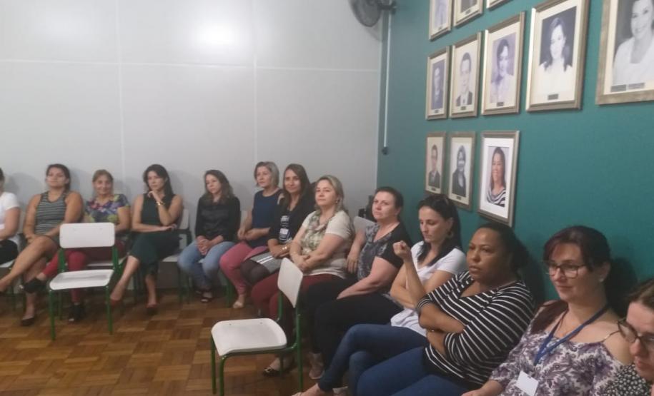 À Mulher, ao seu corpo de mil sonhos,
ao seu ventre fértil de ilusão e de vida.
À Mulher, à sua figura de paz e amor,
a toda a sua singularidade
e inebriante essência.



À todas elas, neste dia que é
apenas delas, um louvor de amor,
uma glorificação de reconhecimento,
porque cada Mulher é única,
é um tesouro em si mesma!