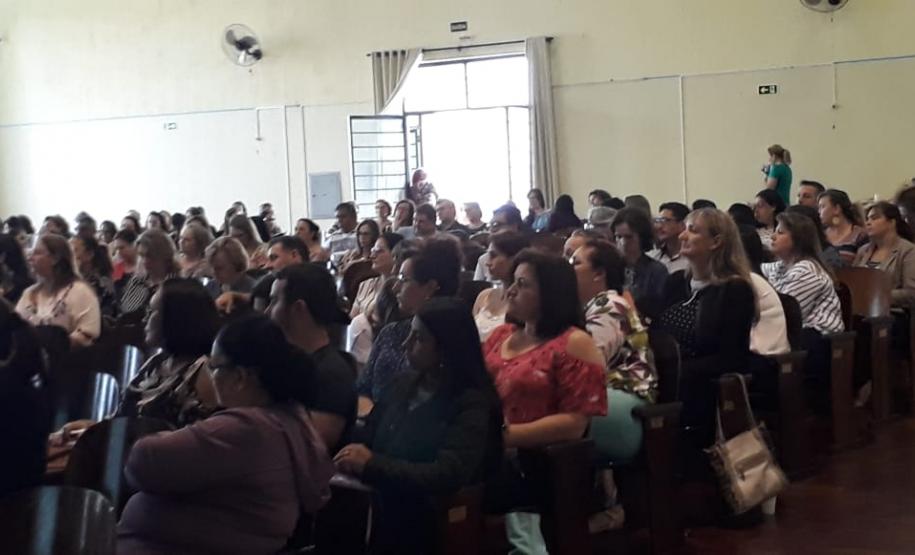 REUNIÃO COM DIRETORES, PEDAGOGOS, SECRETÁRIOS MUNICIPAIS DE EDUCAÇÃO E EQUIPE DO NRE DE PATO BRANCO O Núcleo Regional de Educação de Pato Branco promoveu reunião com Diretores e Pedagogos das Instituições Estaduais de Ensino, Secretários Municipais de Educação e Equipes dos Setores do NRE.