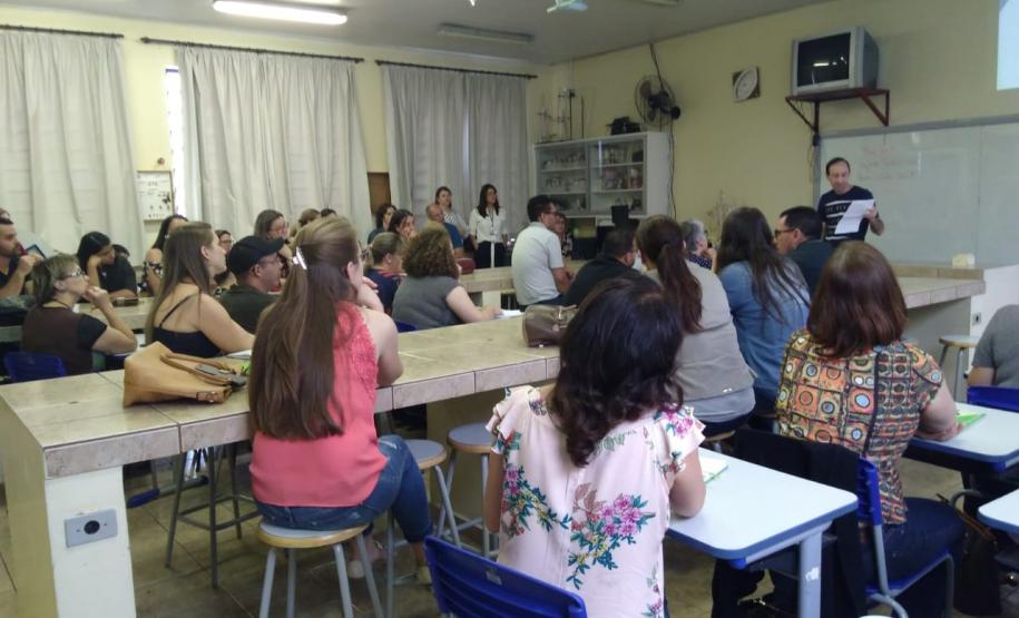 REUNIÃO COM DIRETORES, PEDAGOGOS, SECRETÁRIOS MUNICIPAIS DE EDUCAÇÃO E EQUIPE DO NRE DE PATO BRANCO O Núcleo Regional de Educação de Pato Branco promoveu reunião com Diretores e Pedagogos das Instituições Estaduais de Ensino, Secretários Municipais de Educação e Equipes dos Setores do NRE.