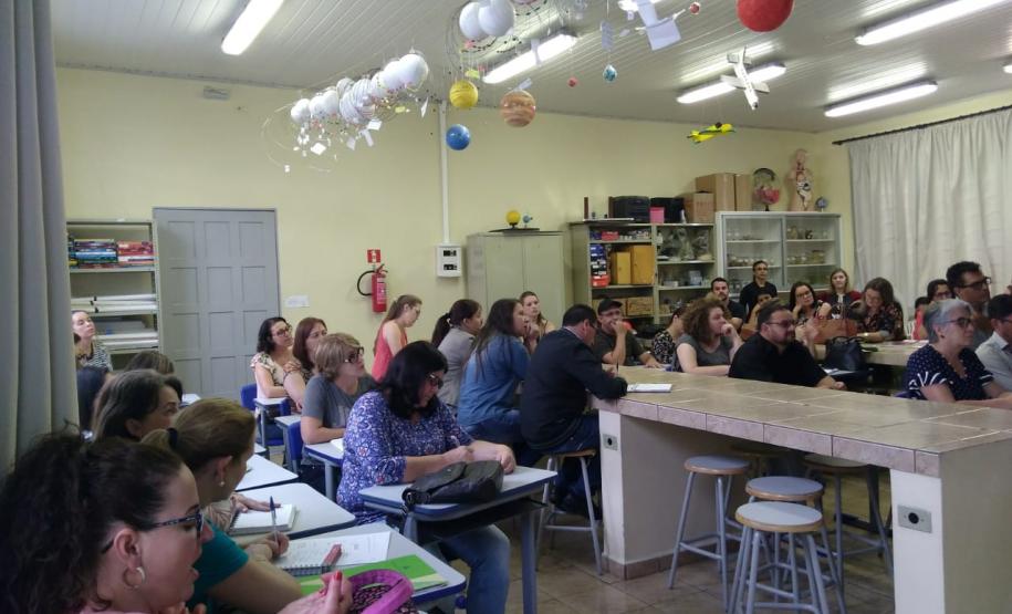 REUNIÃO COM DIRETORES, PEDAGOGOS, SECRETÁRIOS MUNICIPAIS DE EDUCAÇÃO E EQUIPE DO NRE DE PATO BRANCO O Núcleo Regional de Educação de Pato Branco promoveu reunião com Diretores e Pedagogos das Instituições Estaduais de Ensino, Secretários Municipais de Educação e Equipes dos Setores do NRE.