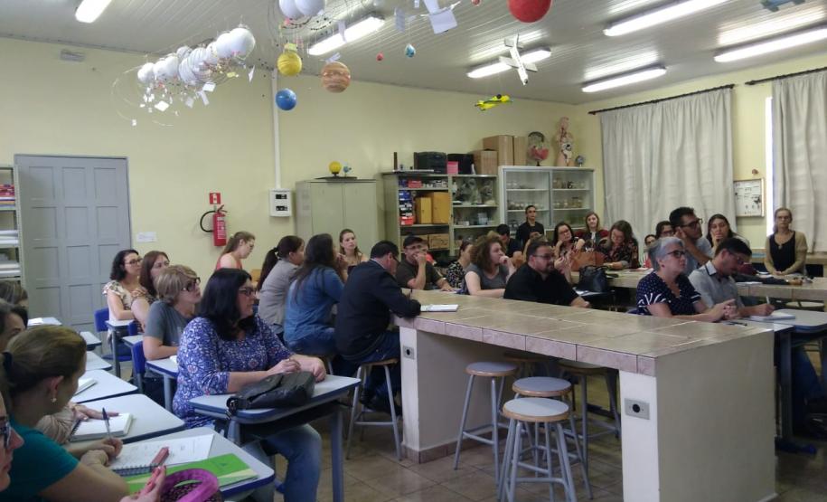 REUNIÃO COM DIRETORES, PEDAGOGOS, SECRETÁRIOS MUNICIPAIS DE EDUCAÇÃO E EQUIPE DO NRE DE PATO BRANCO O Núcleo Regional de Educação de Pato Branco promoveu reunião com Diretores e Pedagogos das Instituições Estaduais de Ensino, Secretários Municipais de Educação e Equipes dos Setores do NRE.