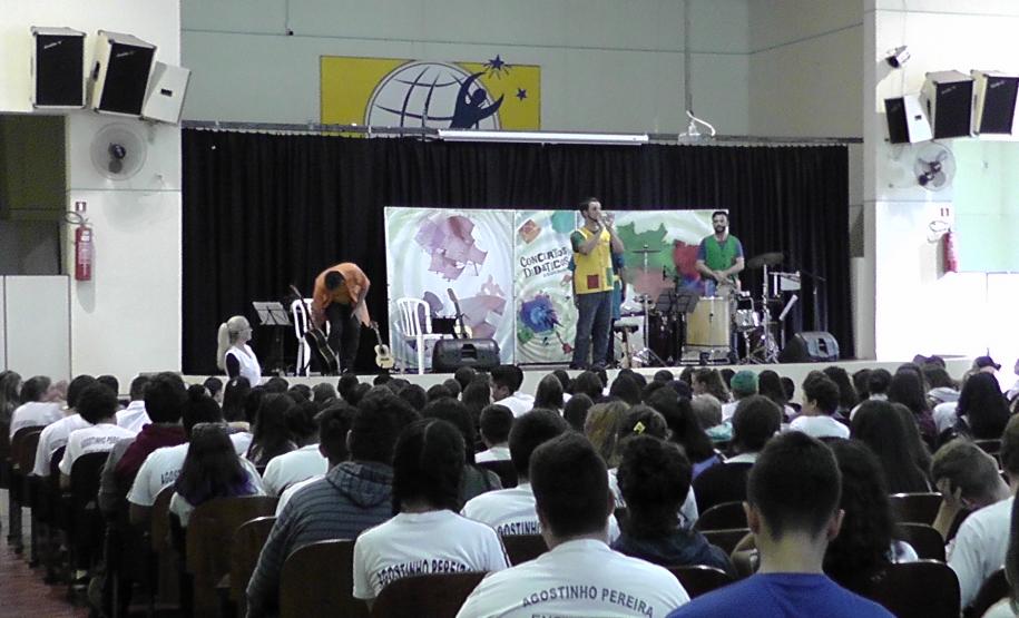 Espetáculo Linguagem e Arte! Concertos Didáticos da Música Brasileira! No dia 23 de abril de 2019, o grupo Parabolé Educação e Cultura, de Curitiba, esteve no Colégio Estadual Professor Agostinho Pereira, nos períodos da manhã e tarde com o espetáculo Linguagem e Arte! Concertos Didáticos da Música Brasileira, para os alunos do 6º ao 9º Ano.