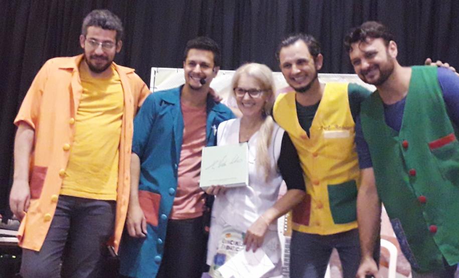 Espetáculo Linguagem e Arte! Concertos Didáticos da Música Brasileira! No dia 23 de abril de 2019, o grupo Parabolé Educação e Cultura, de Curitiba, esteve no Colégio Estadual Professor Agostinho Pereira, nos períodos da manhã e tarde com o espetáculo Linguagem e Arte! Concertos Didáticos da Música Brasileira, para os alunos do 6º ao 9º Ano.