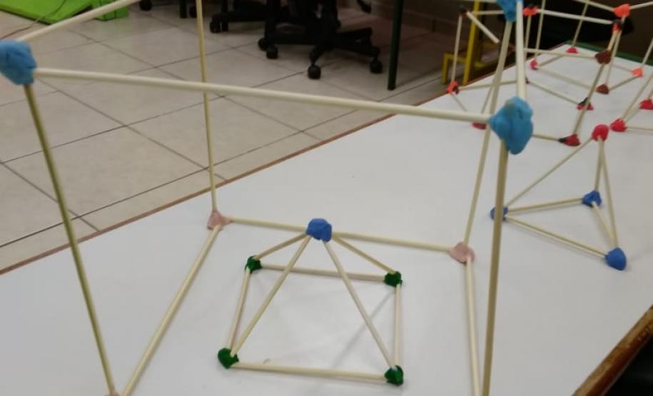 C.E. ABÍLIO CARNEIRO DESENVOLVE ATIVIDADES DE MATEMÁTICA A PARTIR DO TRABALHO REALIZADO COM A PROVA PARANÁ. Trabalho realizado com o 7º Ano, sobre figuras geométricas: vértices, arestas e face.