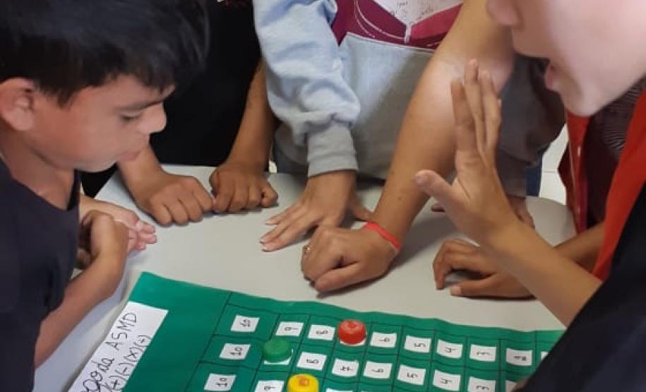 Professora Jeltrudes trabalhando com o 6B a prova Pr, através  de  jogos com adição, multiplicação, divisão , subtração