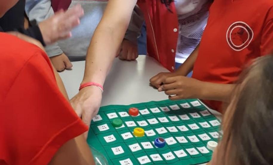 Professora Jeltrudes trabalhando com o 6B a prova Pr, através  de  jogos com adição, multiplicação, divisão , subtração