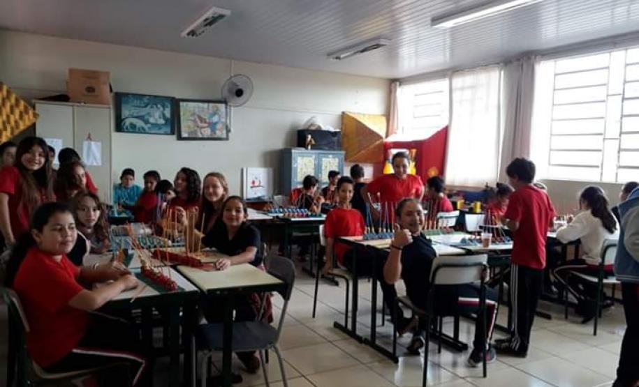 A professora Susana Preuss  desenvolveu com seus alunos do 6º A (matutino) Confecção de Abaco. Materiais utilizados: 
√ caixa de ovos
√ palito de churrasco
√ cereal (sucrilhos coloridos)