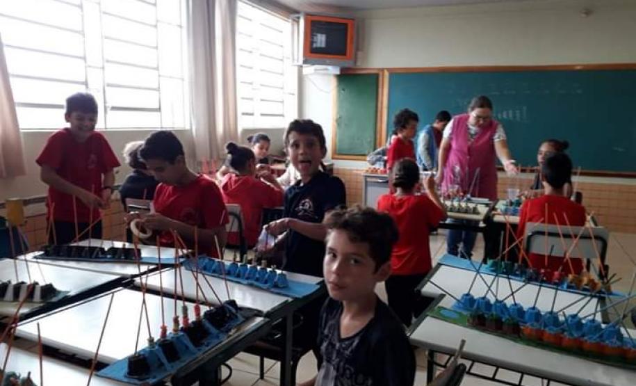 A professora Susana Preuss  desenvolveu com seus alunos do 6º A (matutino) Confecção de Abaco. Materiais utilizados: 
√ caixa de ovos
√ palito de churrasco
√ cereal (sucrilhos coloridos)