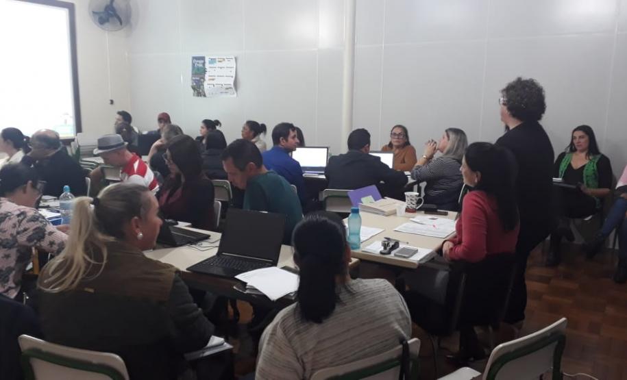 REUNIÃO DO FINANCEIRO E DO PATRIMÔNIO Os Setores do Financeiro e da Logística do Núcleo Regional de Educação de Pato Branco promoveram reunião com os Diretores e Agentes Educacionais II das Instituições da Rede Estadual de Ensino.