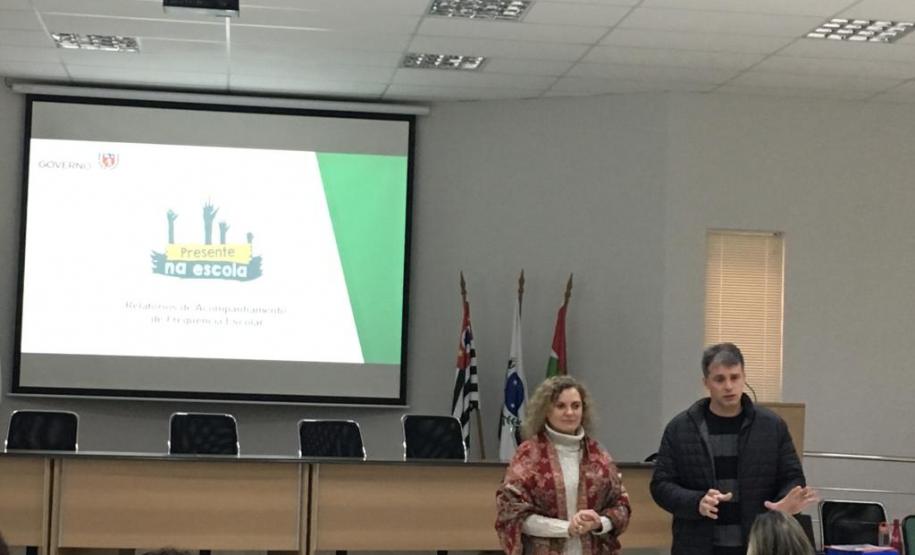 PROGRAMA PRESENTE NA ESCOLA No dia 27 de maio de 2019 foi lançado em Curitiba o Programa Presente na Escola que tem como objetivo acompanhar a frequência diária do estudante. Este Programa tem caráter preventivo, ou seja, quer promover na escola um processo de acompanhamento efetivo dos alunos para que frequentem a mesma.