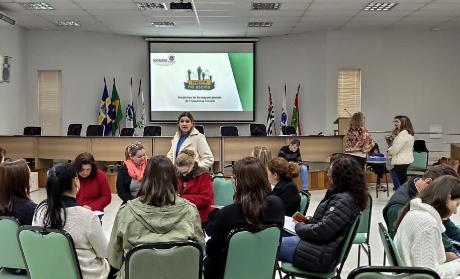 PROGRAMA PRESENTE NA ESCOLA No dia 27 de maio de 2019 foi lançado em Curitiba o Programa Presente na Escola que tem como objetivo acompanhar a frequência diária do estudante. Este Programa tem caráter preventivo, ou seja, quer promover na escola um processo de acompanhamento efetivo dos alunos para que frequentem a mesma.
