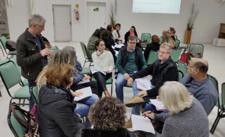 PROGRAMA PRESENTE NA ESCOLA No dia 27 de maio de 2019 foi lançado em Curitiba o Programa Presente na Escola que tem como objetivo acompanhar a frequência diária do estudante. Este Programa tem caráter preventivo, ou seja, quer promover na escola um processo de acompanhamento efetivo dos alunos para que frequentem a mesma.
